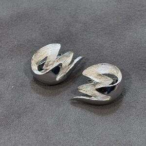 Vintage Crown Trifari Modernist Sculptural Ribbon Clip On Earrings Silver Tone